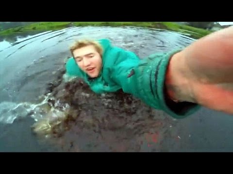 مغامر يلقي بنفسه في مياه مجمدة لينقذ كاميرا