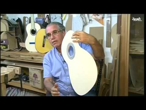 مهندس معماري يتخصص في صناعة الجيتار