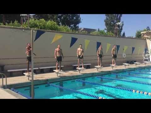 قائد تشيلسى جون تيري يتفوق على زملائه فى تحدى السباحة