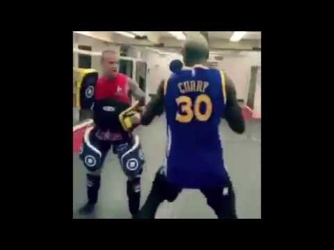 بول بوغيا يستعرض مهاراته فى الملاكمة مع ستيفن كارى