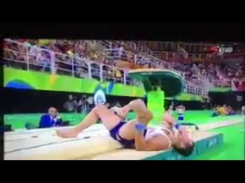 بالفيديو  لاعب جمباز فرنسي يفقد قدمه بطريقة مروعة