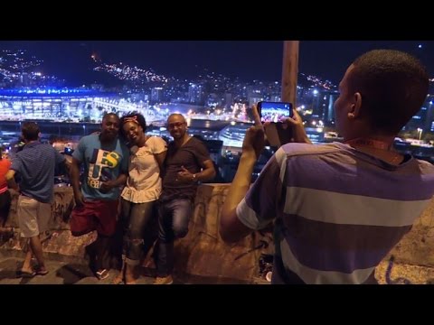 بالفيديو أهالي المساكن الشعبية يتابعون عروض افتتاح أولمبياد ريو دي جانيرو