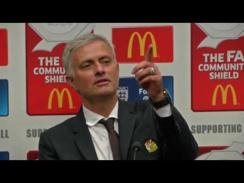 شاهد كيف سخر مورينيو من مراسل نائم