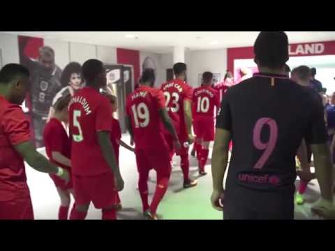 شاهد سواريز يسخر من نجم ليفربول