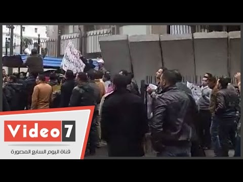 حملة الدكتوراه يتظاهرون أمام رئاسة الوزراء