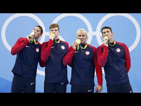 شاهد  مايكل فيلبس يفوز يحرز الذهبية الـ21 في تاريخه