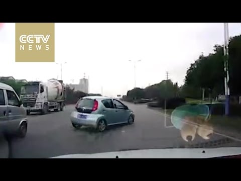 شاهد حادث ينتهي بمفاجأة