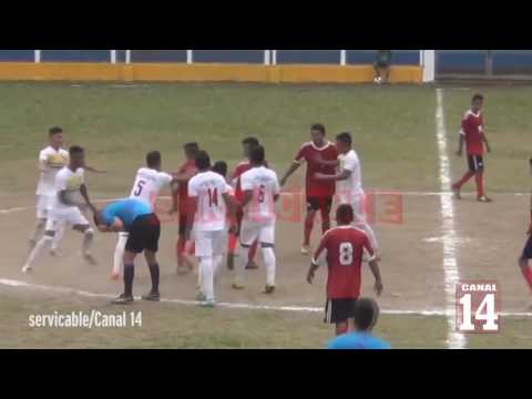 شاهد لاعب يوجه لكمات قوية إلى وجه الحكم اعتراضًا على طرده