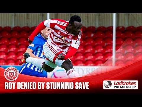 حارس مرمى ينقذ فريقه من هدف محقق ببراعة