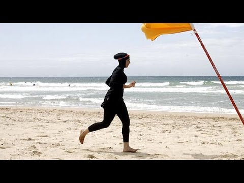 فالس يدافع عن بعض بلديات فرنسا في حظر البوركيني على الشواطىء