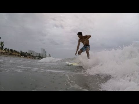 بالفيديو شاهد ركوب الامواج في اكابولكو المكسيكية يواجه عنف العصابات