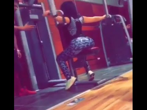 حليمه بولند بطريقة مثيرة في الجيم وتقلّد كاردشيان