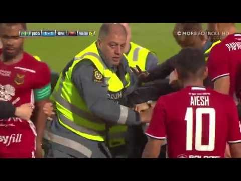 مشجع سويدي يقتحم المعلب للاعتداء على حارس المرمى