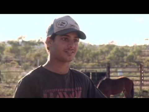 شاهد مهاجر عراقي يبرع في رياضة ركوب الثيران