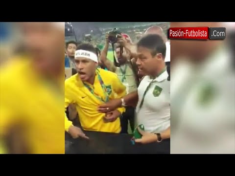 شاهد اللاعب نيمار يشتبك مع أحد المشجعين
