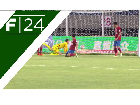 شاهد مدافع يصّر على إحرازه في مرمى فريقه