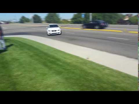 بالفيديو طفل شجاع يقود سيارة والدته الفارهة بطريقة خطيرة