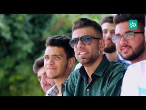 فتاة فلسطينية تتقدم لخطبة صديقها في الشارع