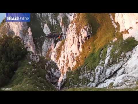 قائد طائرة مروحية يخاطر بحياته من أجل سائحة