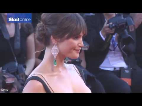 جيما ارتيرتون وجيريمى إيرون على السجادة الحمراء لمهرجان فينسيا