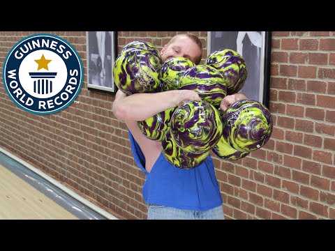 أكبر عدد من كرات البولينغ يتم حملها في نفس الوقت