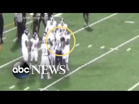 بالفيديو  لاعب كرة قدم أميركية يضرب الحكم على أرض الملعب