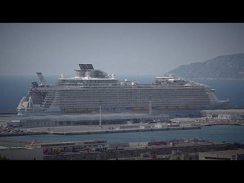 حادث يصيب أكبر سفينة سياحية في العالم ويقتل شخصًا واحدًا