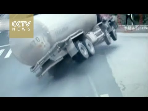 رجل ينجو من حادث مروع دون مجهود