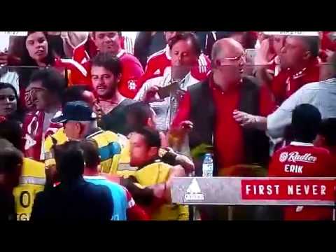 موقف محرج لمدرب الأهلي السابق جوزيه بيسيرو مع جماهير بنفيكا