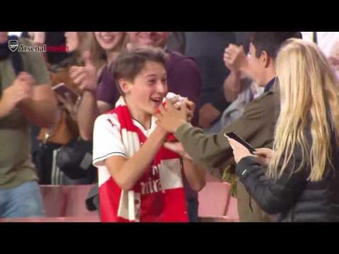 مشجع يبكي من الفرحة بسبب قميص مسعود أوزيل