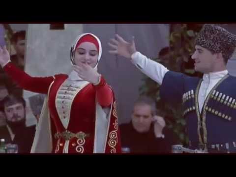 شاهد رئيس الشيشان يحضر يوم للنساء بالخوذة والسيف