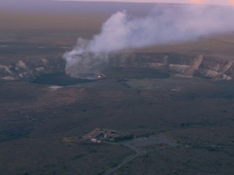مشاهد شديدة الوضوح والقرب من بركان نشط في هاواي