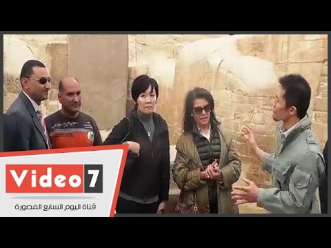 قرينة رئيس وزراء اليابان تلتقط صورًا مع أبوالهول
