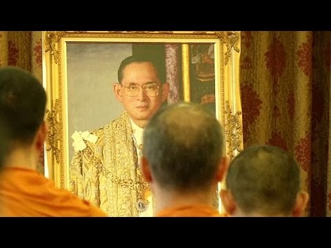 التايلانديون يؤدون واجب العزاء ترحمًا على روح ملكهم