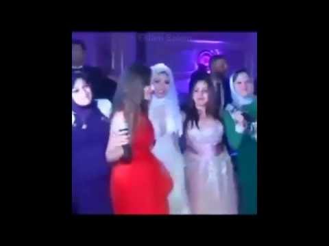 بالفيديو صديقات العروس يشعلن حفل الزفاف بأغنية من تأليفهن
