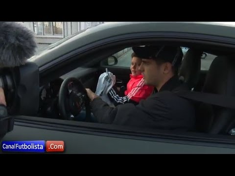 موراتا يصطحب مشجعًا صغيرًا في سيارته ويمنحه هدية ثمينة