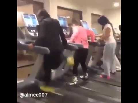 موقف محرج لفتاة حاولت استعراض مهاراتها على المشاية الكهربائية