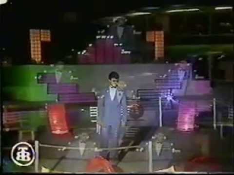 شاهد أول أغنيات  النجم مدحت صالح