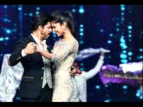 الأسطورة شاروخان بحتفل بعيد ميلاده الـ 51 مع جمهوره