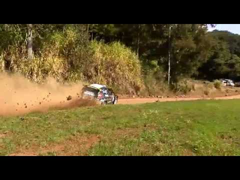 متسابق يضرب الجمهور بالحجارة من دون قصد