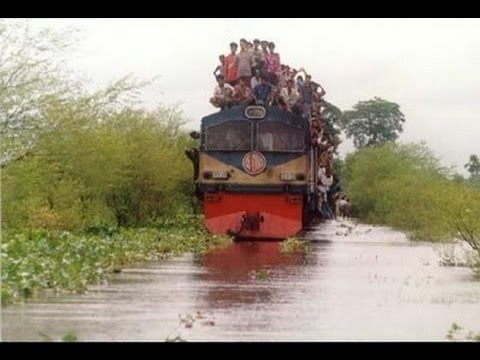 القطار يسير وسط النهر بلا جسر