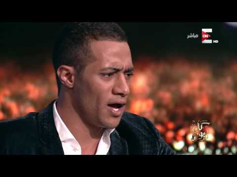 شاهد عمرو أديب يقبّل رأس محمد رمضان