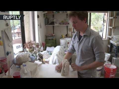 فنّان يصنع الأواني من رماد الموتى لإحياء ذكراهم