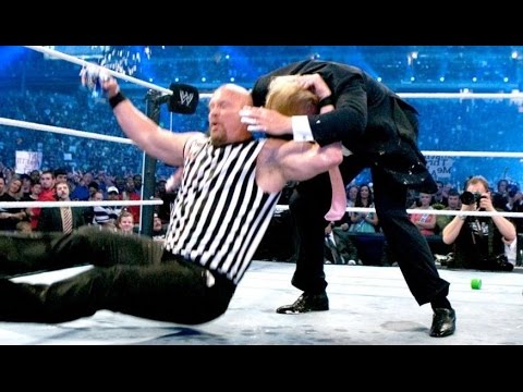 شاهد دونالد ترامب داخل حلبة wwe وستون كولد يطرحه أرضًا