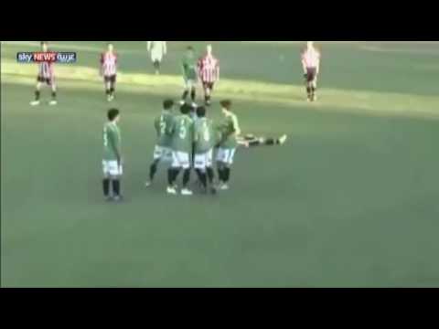 بالفيديو مشهد صادم للاعب يقتل حكمًا في مباراة للهواة