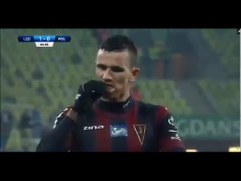 الجماهير تحاول تشتيت انتباه لاعب بالشوكولاتة