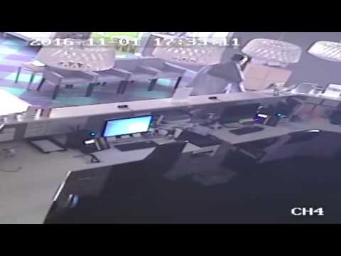 شاهد رجل يعلِّم طفليه حيل السرقة