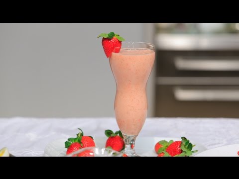 بالفيديو تحضير مشروب الزبادي بالفراولة والموز