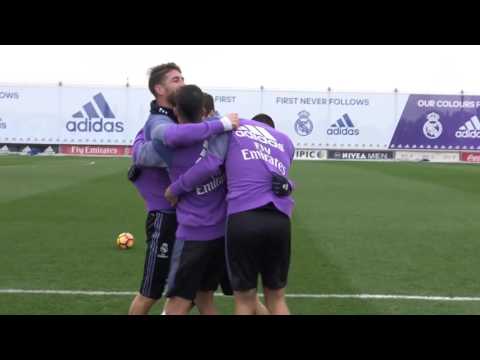 لاعبو ريال مدريد يستعدون لـالكلاسيكو باستخدام كرات التنس