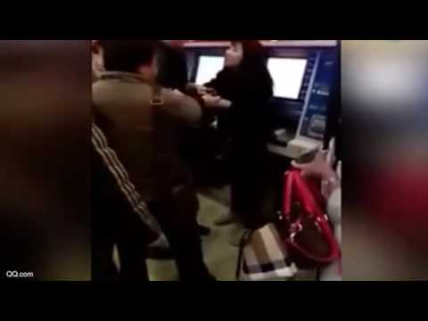 شاهد ماذا فعل رجل مع امرأة تخطت الطابور بمحطة المترو
